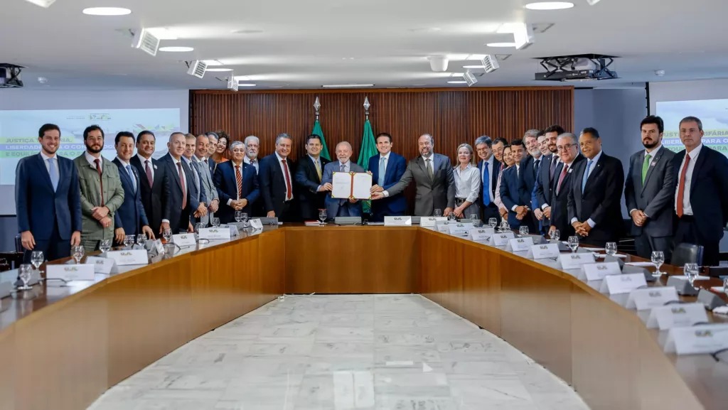 Ao lado de Alcolumbre e Motta, Lula assina MP da reforma do setor elétrico