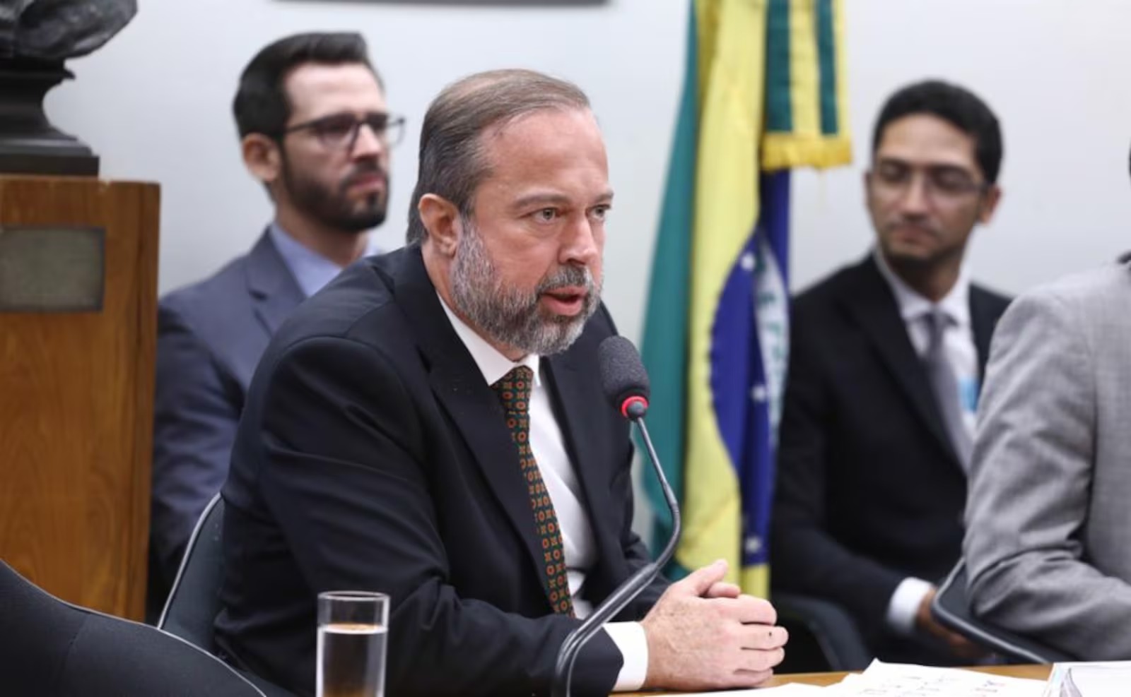 Governo fará primeiro leilão de baterias em dezembro, afirma ministro de Minas e Energia