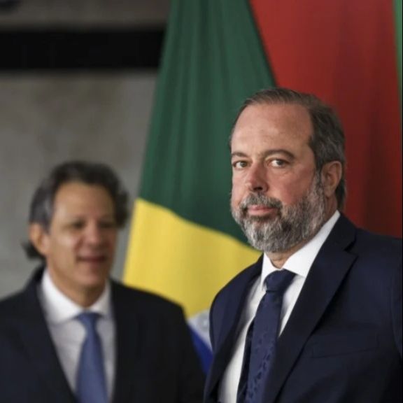 Alexandre Silveira desiste de eleições e sinaliza permanência no MME