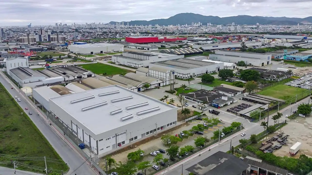 WEG vai construir maior fábrica de baterias do Brasil e reforça cadeia elétrica